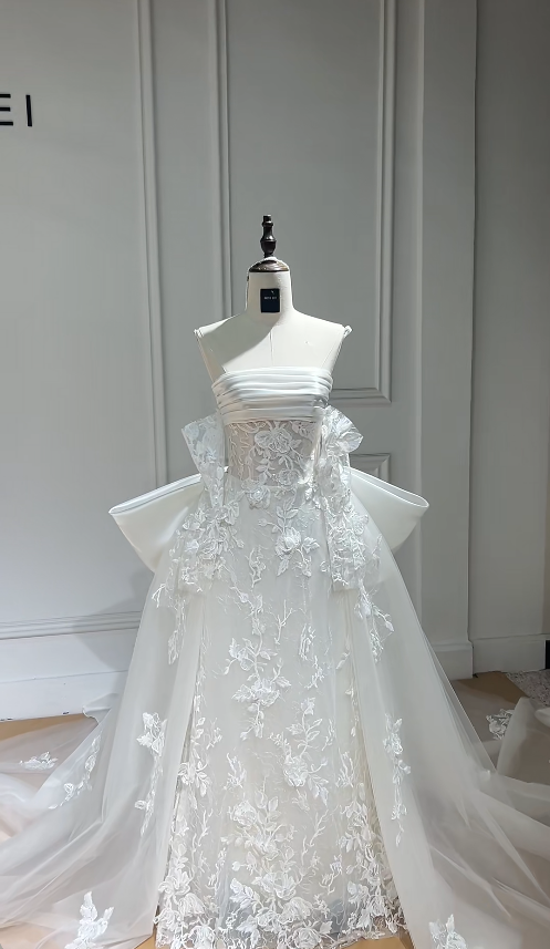 Elegantes weißes trägerloses A-Linien Brautkleid Applikationen Tüll Brautkleid DP05716