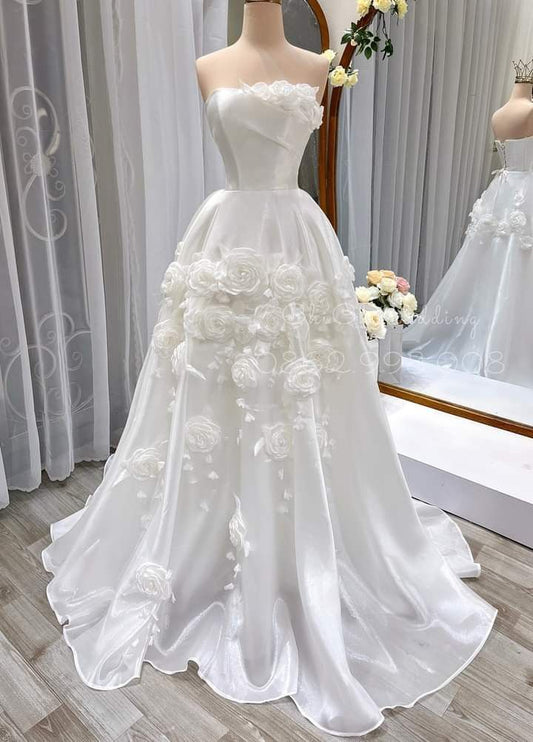 Zeitloses weißes Hochzeitskleid trägerloses A-Linien-Brautkleid Chiffon-Applikationen Brautkleid DP05720