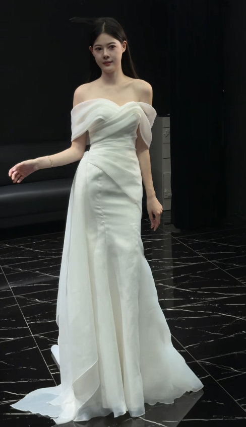 Zeitloses weißes Brautkleid schulterfrei Etui-Stil Brautkleid Chiffon-Brautkleid DP05720