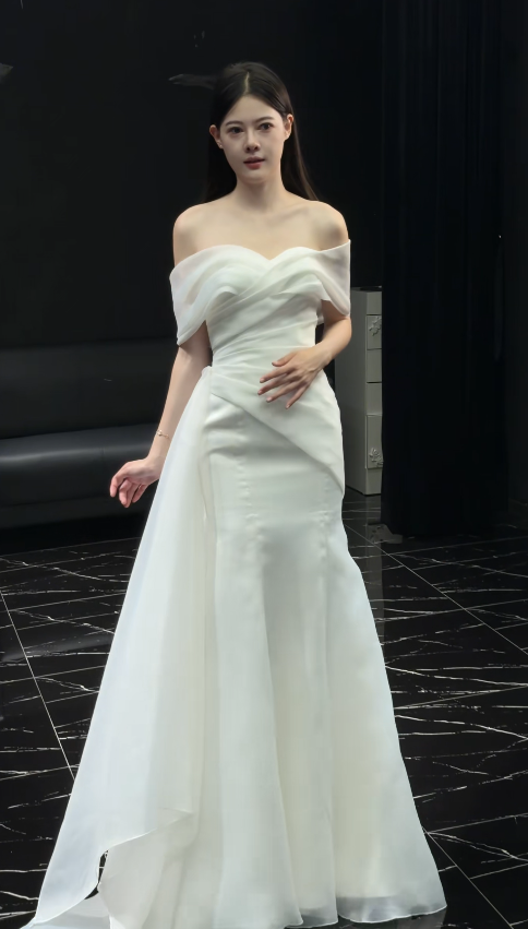 Zeitloses weißes Brautkleid schulterfrei Etui-Stil Brautkleid Chiffon-Brautkleid DP05720
