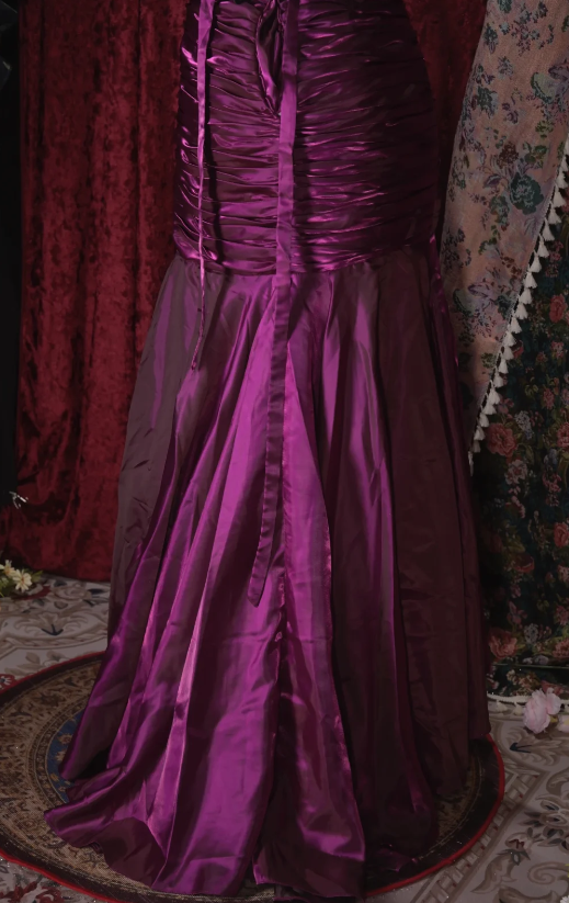 Robe de bal glamour violette, fourreau sans bretelles, en satin, longue, pour soirée DP05739
