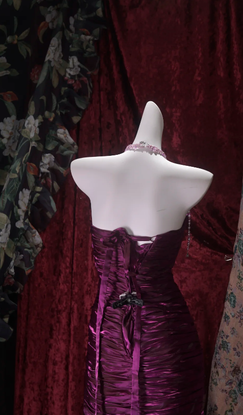 Robe de bal glamour violette, fourreau sans bretelles, en satin, longue, pour soirée DP05739