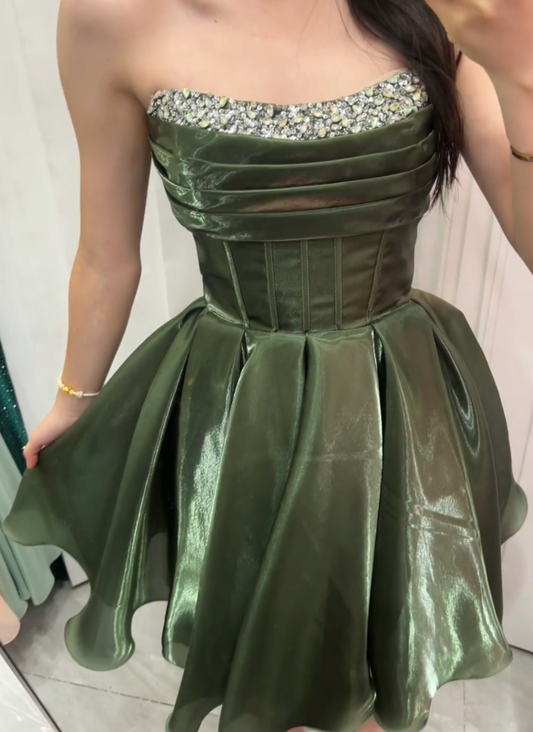 Glamouröses grünes Geburtstags-Kleid, trägerloses A-Linien Cocktailkleid aus Satin, Heimkehrkleid DP05788