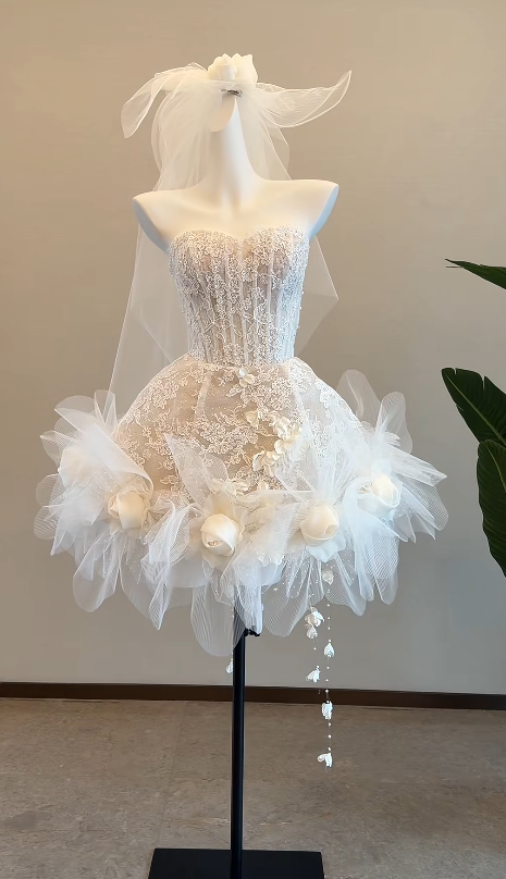 Elegantes trägerloses A-Linien Hochzeitskleid mit Spitzenapplikationen, Brautkleid Weiß DP05796