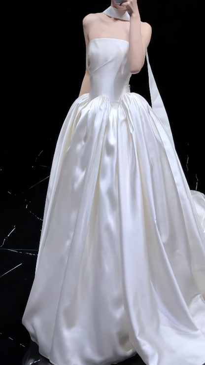 Robe de mariée intemporelle bustier trapèze en satin DP05828