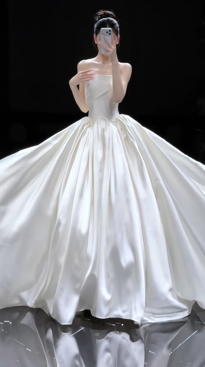 Robe de mariée intemporelle bustier trapèze en satin DP05828