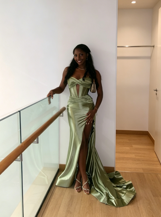 Robe de soirée longue satinée vert sauge fourreau élégante col cœur DP05840