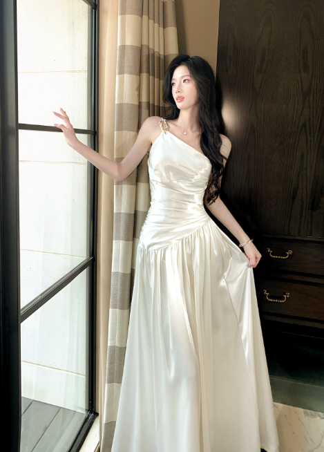 Robe de soirée longue fourreau asymétrique en satin blanc pour bal de promo DP06107