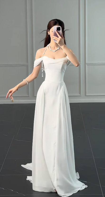 Schlichtes schulterfreies weißes Brautkleid aus Chiffon, Etuikleid DP06118