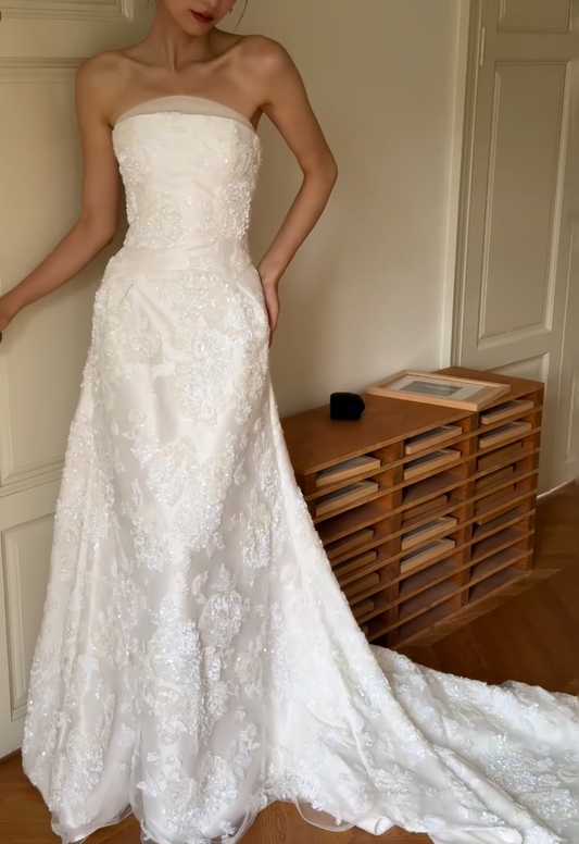 Schlichtes trägerloses weißes Hochzeitskleid mit Spitze und Perlen, figurbetontes Brautkleid DP06122