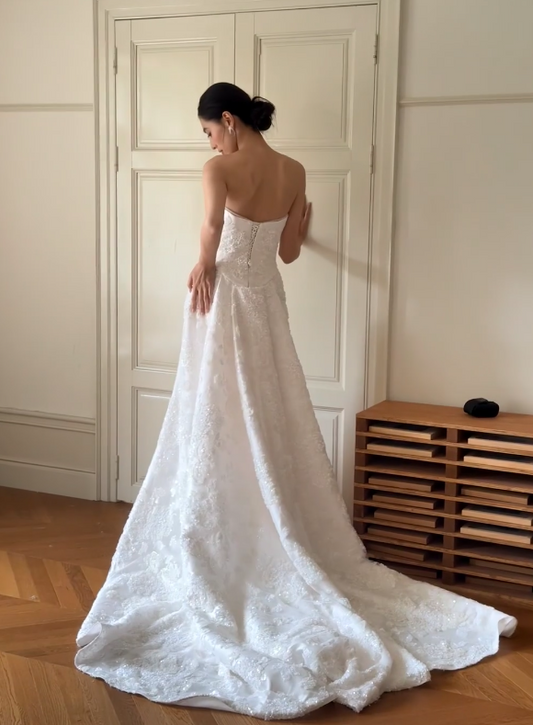 Schlichtes trägerloses weißes Hochzeitskleid mit Spitze und Perlen, figurbetontes Brautkleid DP06122