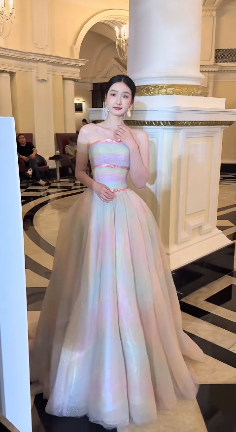 Robe de soirée longue chic et colorée en tulle coupe trapèze DP06145