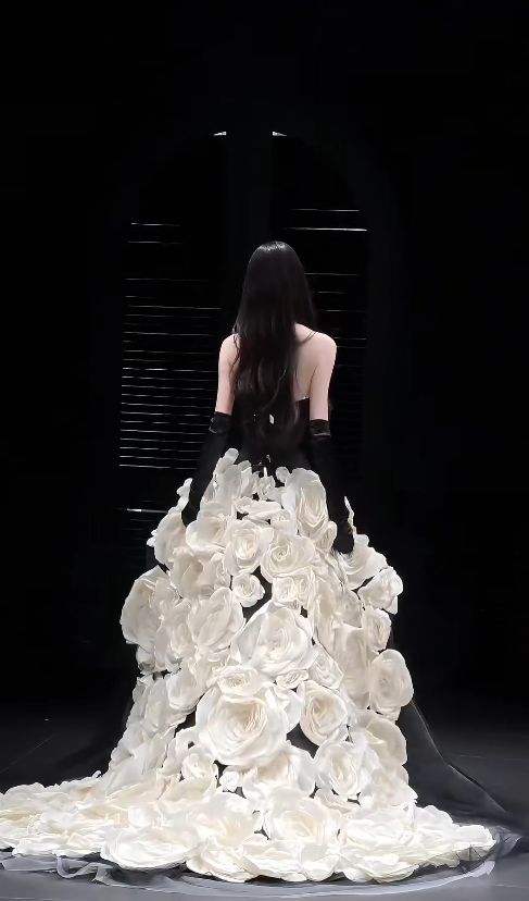 Élégante robe longue de soirée noire en satin coupe trapèze robe habillée DP06147