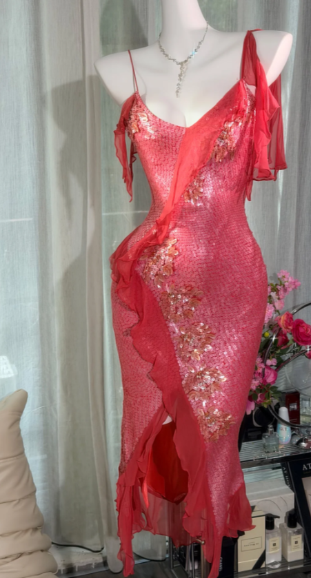 Robe de soirée fourreau rouge vintage avec fines bretelles et paillettes en mousseline DP06173