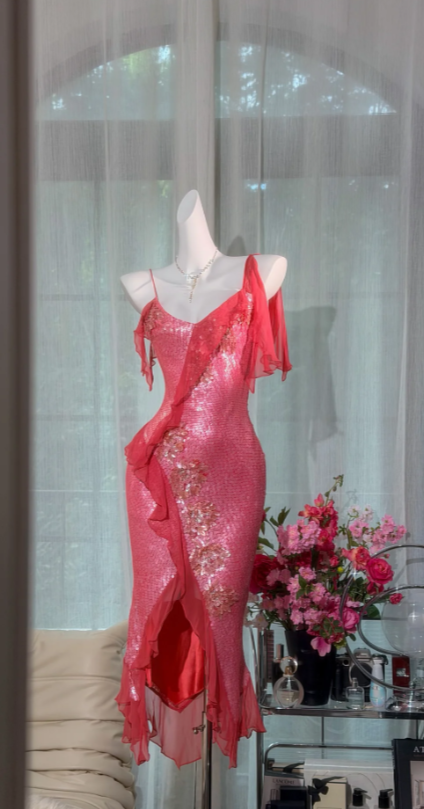 Robe de soirée fourreau rouge vintage avec fines bretelles et paillettes en mousseline DP06173