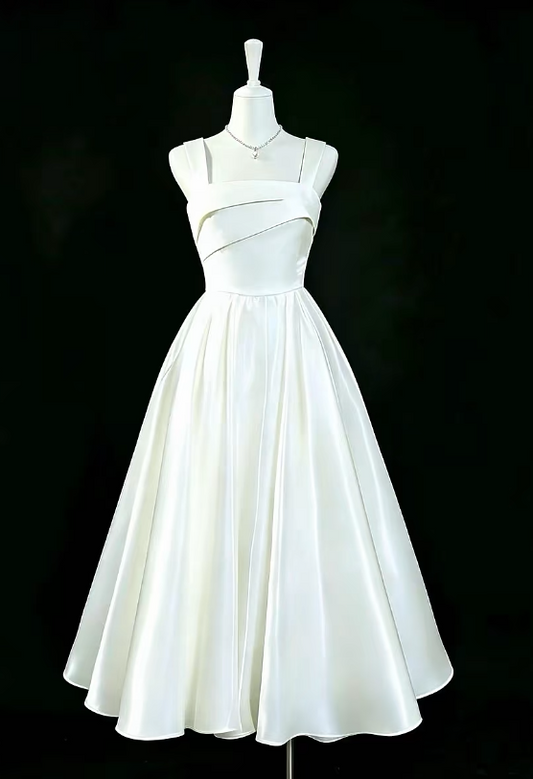 Einfaches weißes Geburtstagskleid mit Spaghettiträgern A-Linien-Abschlussballkleid Satin-Abendkleid DP06178