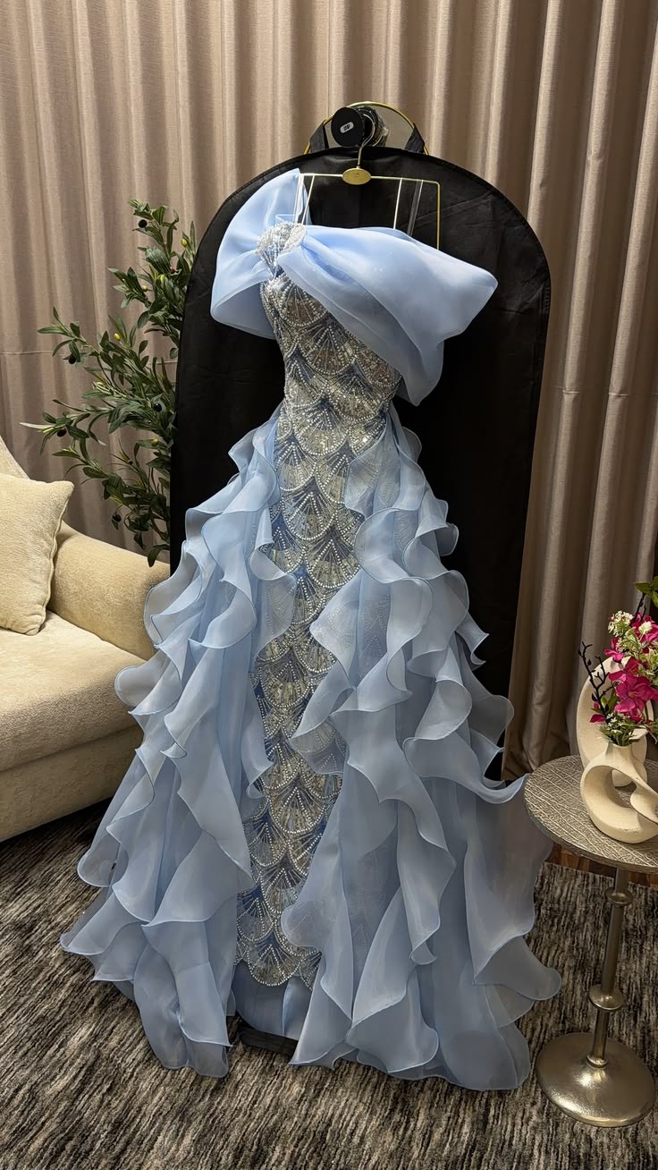 Elegantes blaues Ballkleid, schulterfrei, Etui-Stil, Chiffon, langes Abendkleid DP06213