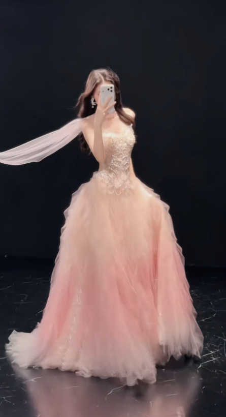Elegantes rosafarbenes Ballkleid Trägerlos A-Linie Perlenbesetzter Tüll Langes Abendkleid DP06214