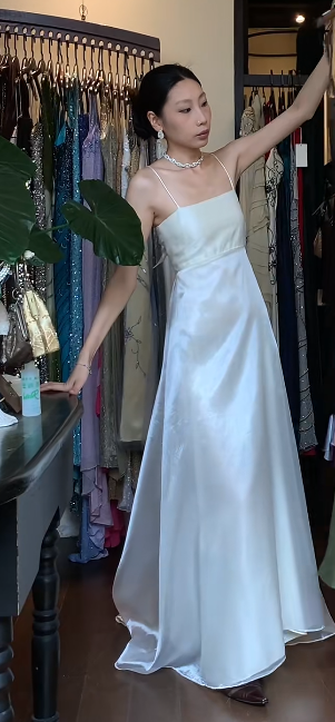 Robe de soirée longue élégante en mousseline blanche coupe A avec bretelles DP06215