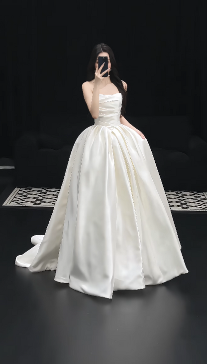 Einfaches trägerloses A-Linien Brautkleid Weißes Hochzeitskleid Satin Brautkleid DP06218