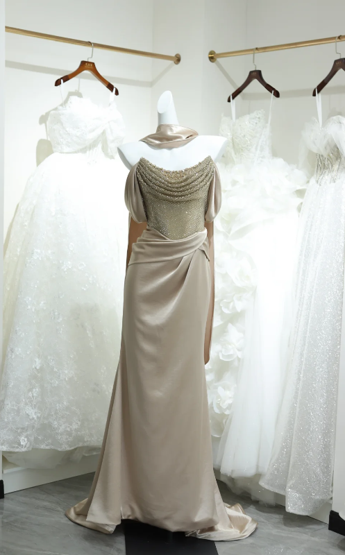 Elegantes schulterfreies Satin Etui Abendkleid mit Perlen Champagne Abschlussballkleid DP06283