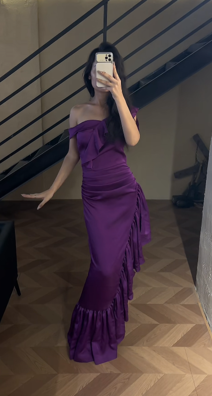 Elegantes schulterfreies Etuikleid aus Satin, langes Abendkleid, lila Ballkleid DP06285