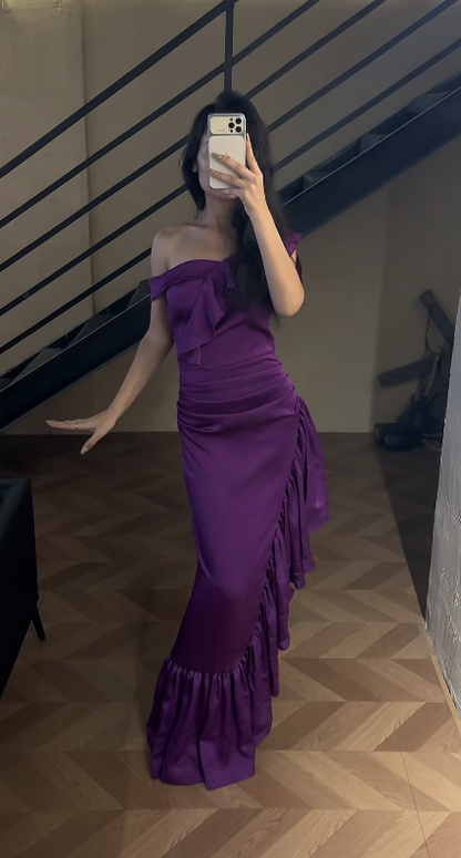 Elegantes schulterfreies Etuikleid aus Satin, langes Abendkleid, lila Ballkleid DP06285
