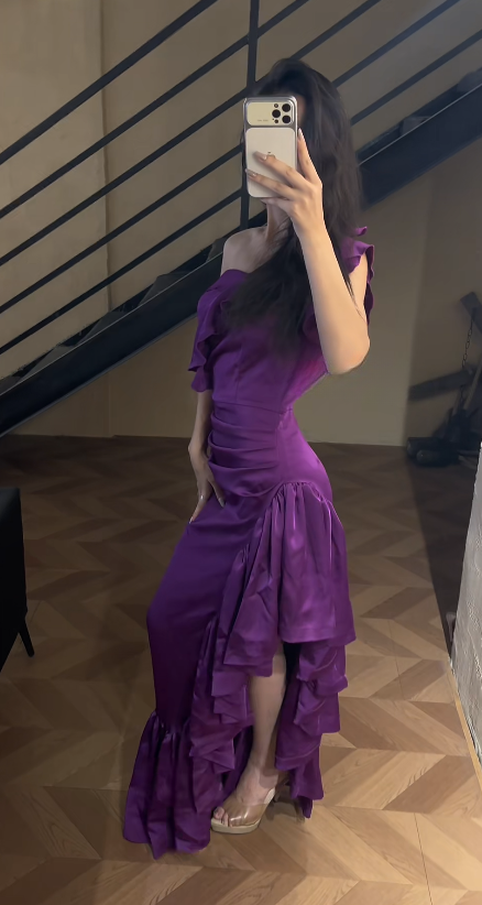 Elegantes schulterfreies Etuikleid aus Satin, langes Abendkleid, lila Ballkleid DP06285