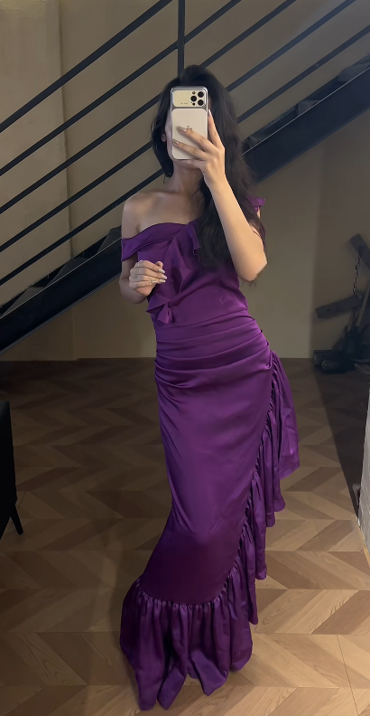 Elegantes schulterfreies Etuikleid aus Satin, langes Abendkleid, lila Ballkleid DP06285