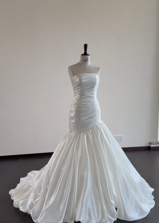 Zeitloses trägerloses Etui-Hochzeitskleid Weißes Brautkleid Satin-Brautkleid DP06298