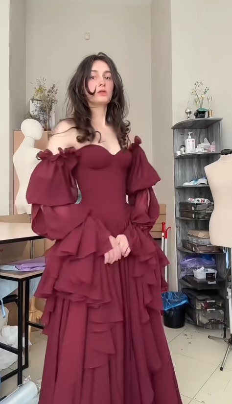 Robe de soirée élégante en mousseline de soie bordeaux, coupe trapèze et épaules dénudées DP06381
