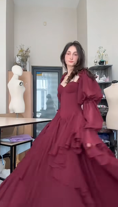 Robe de soirée élégante en mousseline de soie bordeaux, coupe trapèze et épaules dénudées DP06381