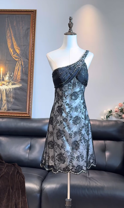 Elegantes schwarzes kurzes Ballkleid, schulterfreies Etuikleid, Hoco-Kleid, Chiffon-Geburtstagskleid DP06384