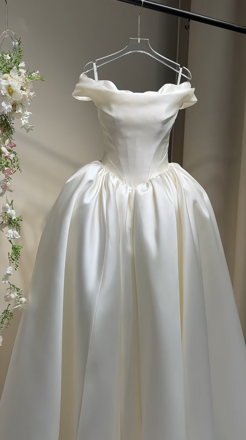 Schlichtes schulterfreies A-Linien-Brautkleid aus Satin, ärmelloses Brautkleid DP06411