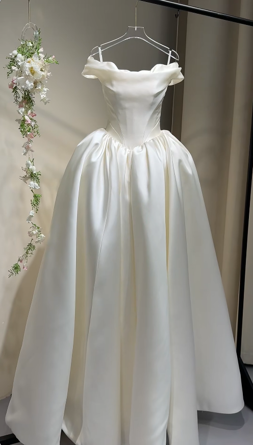 Schlichtes schulterfreies A-Linien-Brautkleid aus Satin, ärmelloses Brautkleid DP06411