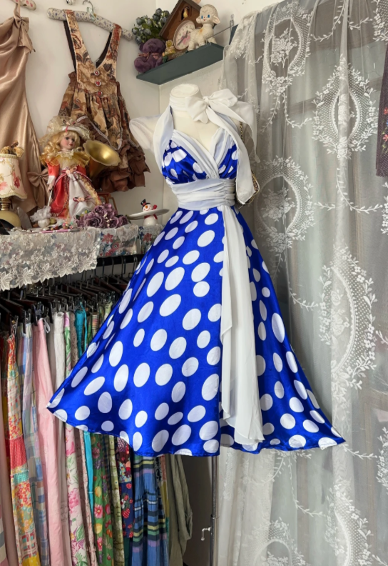 Hübsches blaues kurzes Homecoming-Kleid Neckholder A-Linien-Geburtstagskleid Satin-Partykleid DP06471