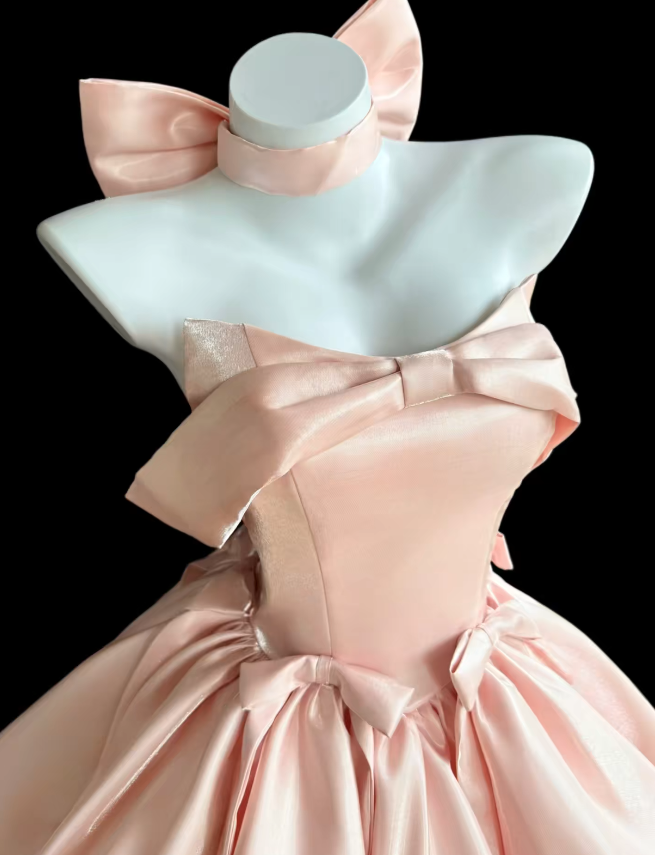 Hübsches errötendes pinkfarbenes kurzes Homecoming-Kleid, schulterfreies A-Linien-Geburtstagskleid, Satinkleid für Partys DP06480