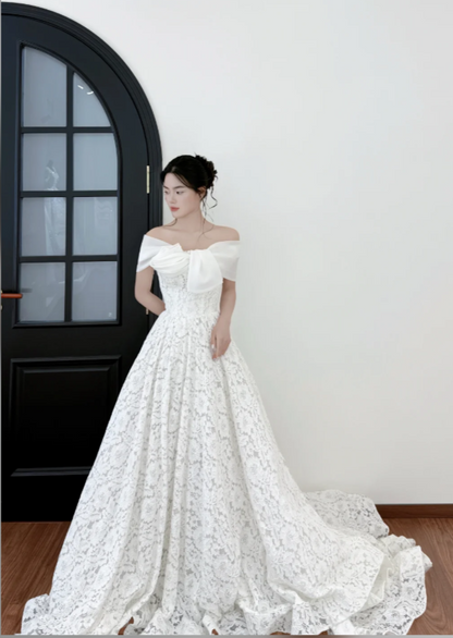 Robe de mariée trapèze modeste à épaules dénudées en dentelle blancheDP06542