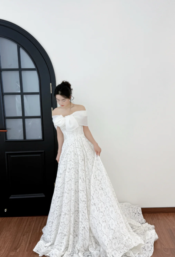Robe de mariée trapèze modeste à épaules dénudées en dentelle blancheDP06542
