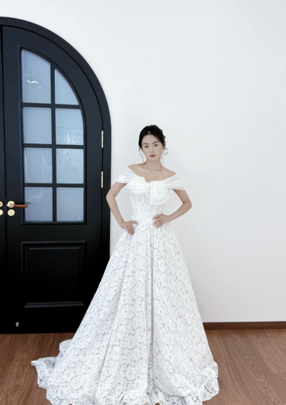 Robe de mariée trapèze modeste à épaules dénudées en dentelle blancheDP06542