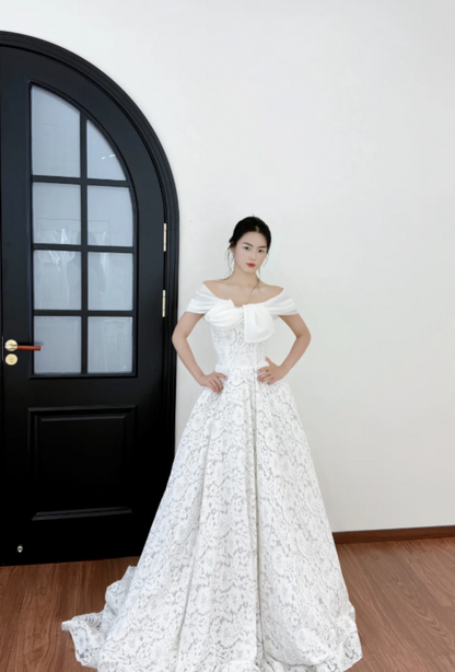Robe de mariée trapèze modeste à épaules dénudées en dentelle blancheDP06542