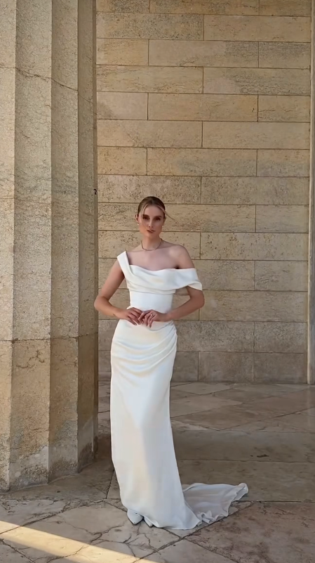 Robe de mariée fourreau simple à épaules dénudées en satin blanc DP06548