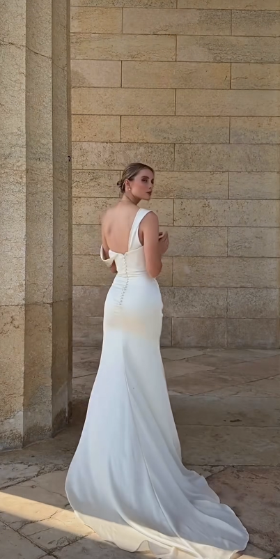 Robe de mariée fourreau simple à épaules dénudées en satin blanc DP06548