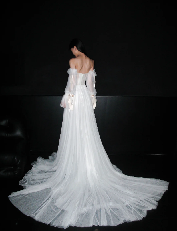 Elegantes, weißes Etui-Brautkleid aus Tüll für die Braut DP06626