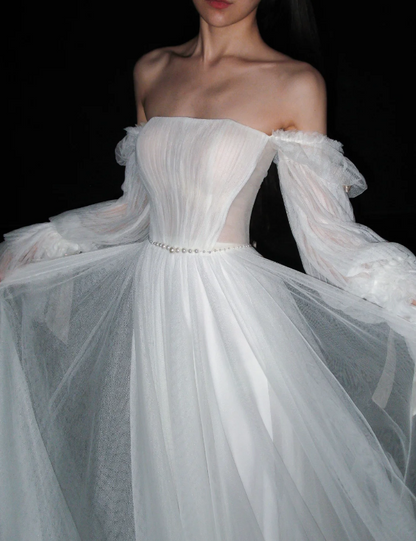 Elegantes, weißes Etui-Brautkleid aus Tüll für die Braut DP06626