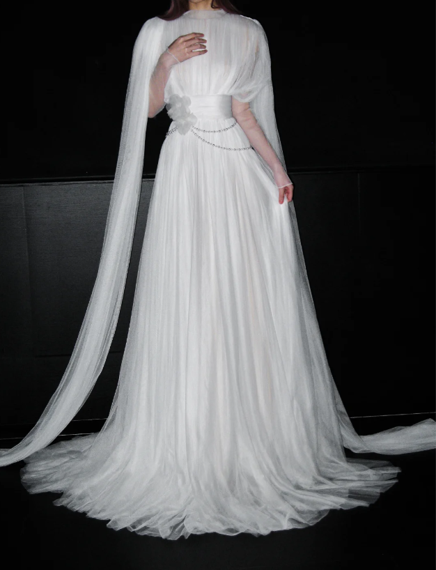 Elegantes, weißes Etui-Brautkleid aus Tüll für die Braut DP06626