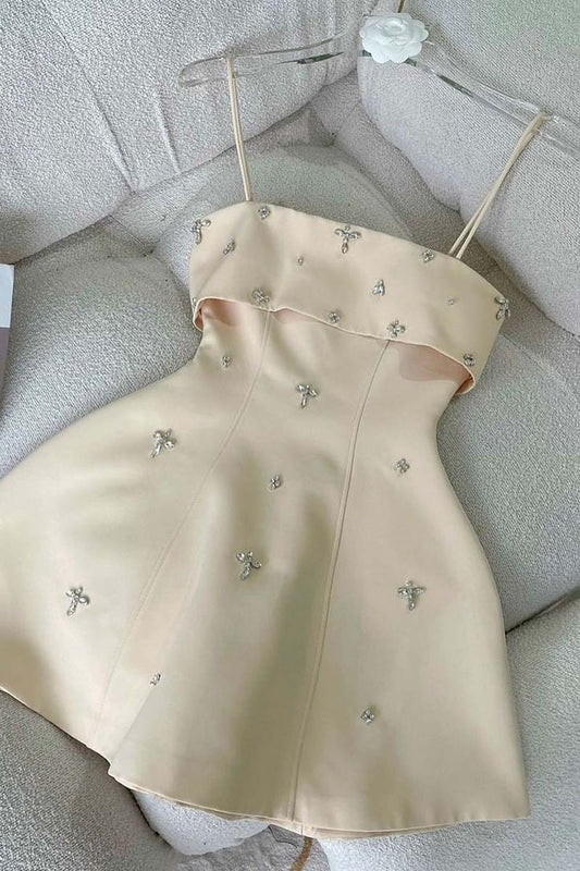 Kurzes Heimkehrkleid aus Chiffon in Hellchampagner mit Etui-Silhouette DP06967