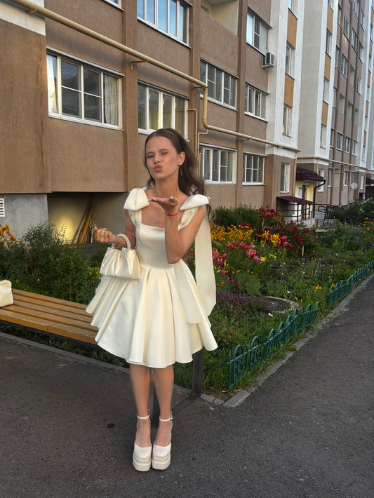 Kurzes A-Linien Satin Homecoming Kleid in hellem Champagner DP06973