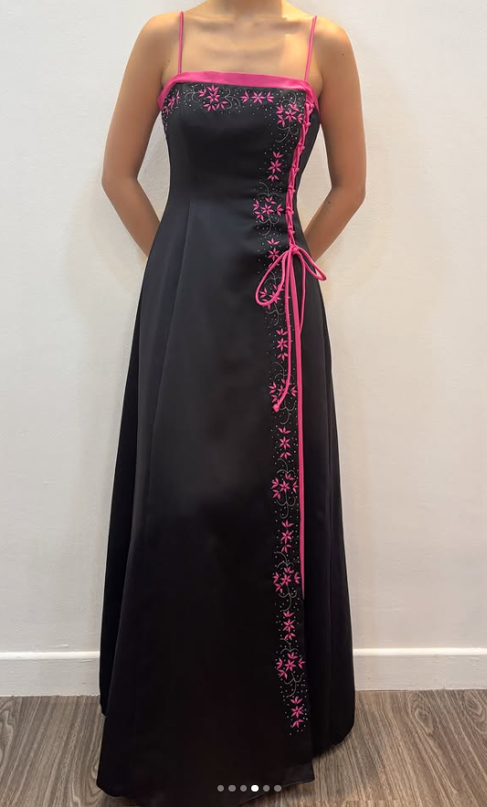 Glamouröses schwarzes Etui-Abendkleid aus Satin DP07047