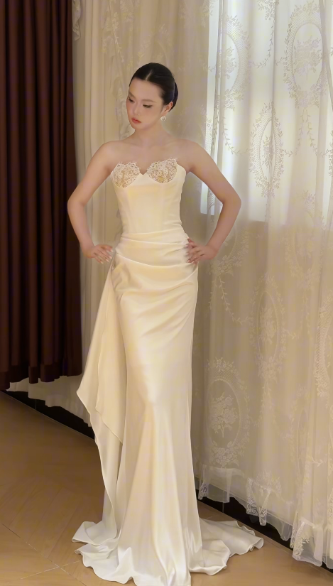Helles champagnerfarbenes Etui-Abendkleid aus Satin DP07152